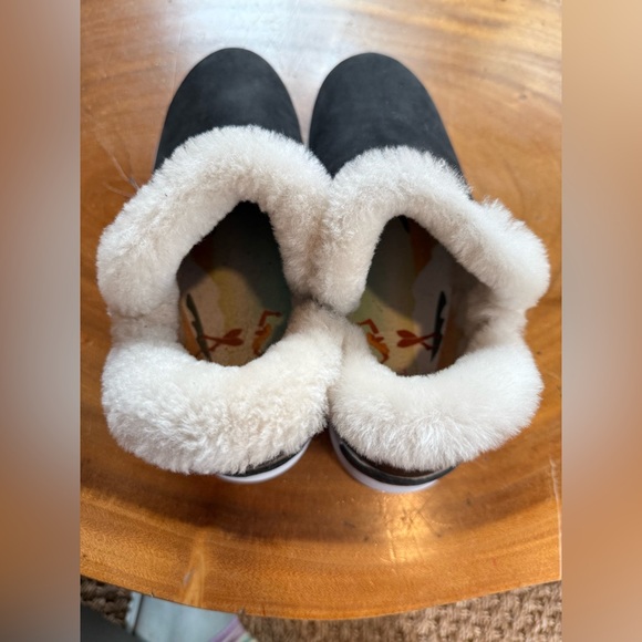 OluKai Malia Hulu Women’s Shearling Black Booties, leather, waterproof - Picture 2 of 9